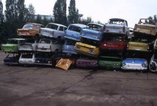 Dresden - Autofriedhof : Auf einem Schrottplatz bei Dresden stapeln sich ausgemusterte PKW Trabant, aufgenommen ca. 1991