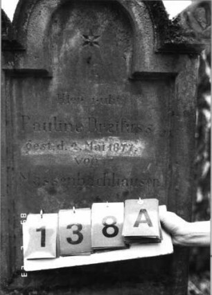 Grabstein 138 (Index: 99751948) Material: Sandstein Zustand: leicht verwittert Maße HxBxT: 130x50x21 cm Beschreibung: eingezog. Rundbogenabschl. m. Mittel-u. Eckakroteren, Schriftfeld eingetieft Symbolik: Stern, Ranken: Grabstein 138A