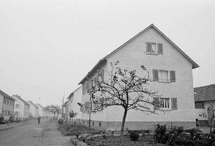 Bau von Eigenheimen durch die gemeinnützige Baugenossenschaft "Neue Heimat" im Landkreis Karlsruhe.