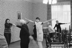 Dresden-Pieschen. Trachenberger Straße, Seniorengymnastik im "Klub der Volkssolidarität Dr. Richard Schmincke"