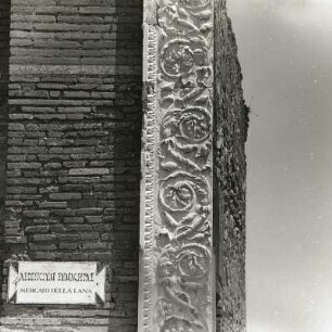 Pompeji. Gebäude der Eumachia. Portal. Detail vom Marmorfries