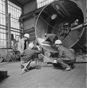 Rudisleben. VEB Chemieanlagenbau Erfurt - Rudisleben. Werkhalle, Behälterbau. Mitglieder des betrieblichen Filmzirkels bei Dreharbeiten mit der Schmalfilmkamera