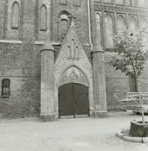 Spremberg. Portalvorbau der Kreuzkirche : Spremberg. Kreuzkirche (2. Hälfte 15. Jahrhundert, Turmaufsatz 1732). West-Vorhalle mit Portal (1897/1898)