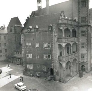 Altenburg. Schloss Altenburg. 10./11. Jh. beg.. Kirchensaalflügel (16./17. Jh.) mit Treppenturm. Hofansicht (Teilansicht)