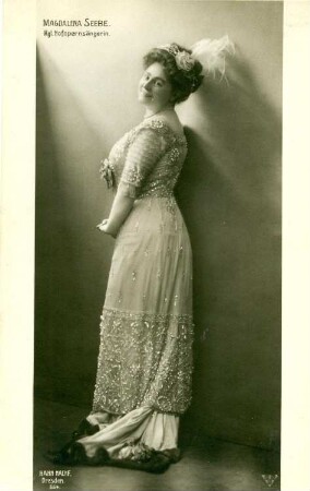 Porträt Magdalena Seebe : Porträt Magdalena Seebe (1878 [!]-nach 1939.05; Sopranistin). Fotografie (Weltpostkarte) von E. Müller (Hahn Nachf.). Dresden, 1910