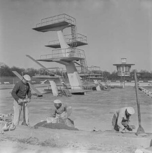 Freibad Pankow, Ausbesserungsarbeitenz, 1965. SW-Foto © Kurt Schwarz.