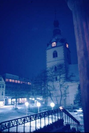 Lange Straße, Marktplatz, Detmold, Blick von der Rathaustreppe zur Kirche bei Dunkelheit; farbig