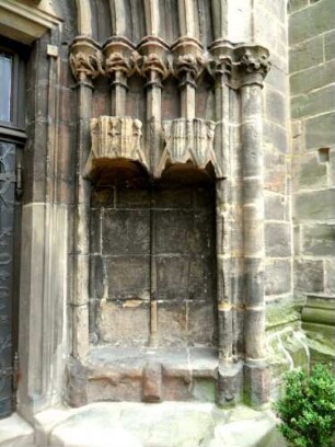 Stadtkirche - Kirchturm von Westen-gotisches Portal-Südgewände mit Figurennischen und ornamentierten Säulenkapitellen