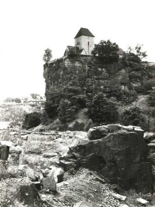 Brandis-Beucha. Blick über den Porphyrsteinbruch nach Nordosten gegen die Dorfkirche