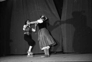 Freiburg: Kolpinghaus; Sommerfest der Städtischen Frauenfachschule, Bauerntanz
