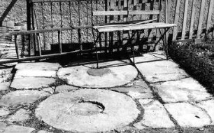 Wilsdruff-Mohorn. Dorfmühle, Pflasterung mit Mühlsteinen