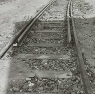 Verbindungsgleis zum Güterbahnhof Dresden-Neustadt. Holzschwellengleis mit Schutzschienen