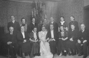 Hochzeit von Nikolaus Grasser, Bruder des Fotografen. Bad Wörishofen. Hochzeitsgesellschaft mit dem Brautpaar