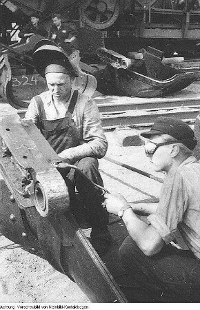 Lauchhammer? Braunkohletagebau. Arbeitsalltag, 1957/59 & Braunkohletagebau. Brigademitglieder (Bergarbeiter) diskutieren und Arbeitsalltag, 1957/59