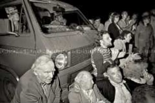 Ziviler Widerstand. Mutlangen 1983-1987: Protest gegen die atomare Mittelstreckenrakete Pershing II - Menschen blockieren einen Armee-Kleinbus