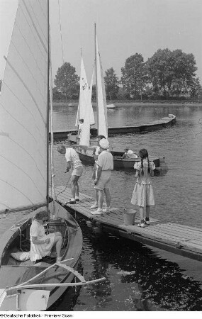 Beim Anlegen eines Segelbootes