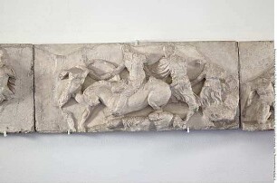 Abguß: Relief vom Südfries des Tempels der Athena Nike in Athen