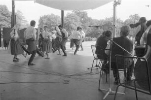 Auftritt des mährischen Staatsballetts "Vsacan" der Tschechoslowakei auf der Seebühne im Stadtgarten im Rahmen einer Einladung der Folkloregruppe "Caprita" der Universität Karlsruhe