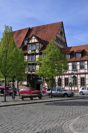 Quedlinburg - Hotel Zur goldenen Sonne : Hotel Zur goldenen Sonne am Mathildenbrunnen, aufgenommen am 17. April 2014 in Quedlinburg. Foto Uwe Gerig