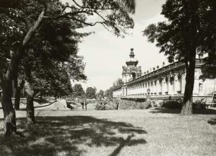 Dresden-Altstadt. Zwinger (1709-1728, M. D. Pöppelmann, B. Permoser). Langgalerie mit Kronentor. Ansicht über den Zwingergraben