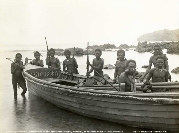 "Cannibales de Foate dans le bateau de la mission, N.W. Malaita"