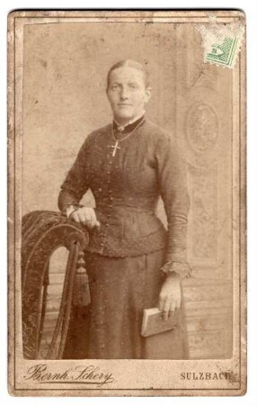 Fotografie einer Dame mittleren Alters.