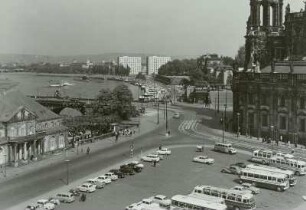 Dresden. Blick vom Opernhaus über den Theaterplatz zur Brühlschen Terrasse und den neuen Hochhäusern an der Steinstraße : Dresden, Augustusbrücke