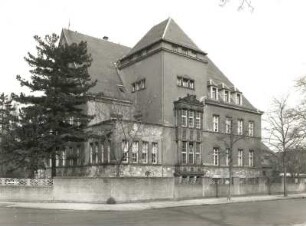 Dresden-Trachau, Wilder-Mann-Straße 29/Ecke Kronenstraße. Villa des Waffelfabrikanten Hörmann (Städtischer Kindergarten); um 1910). Eckansicht mit Einfriedung