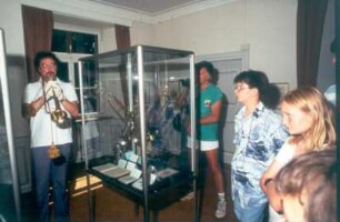 Bad Säckingen. Trompetenmuseum. Direktor Tarr bei einer Museumsführung