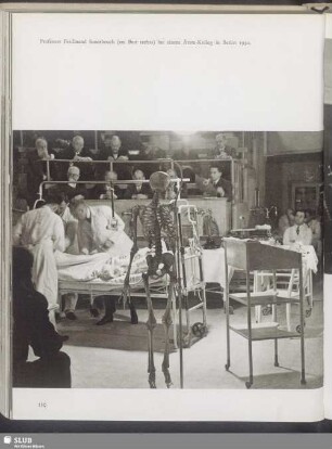 Professor Ferdinand Sauerbruch bei einem Ärzte-Kolleg in Berlin 1930