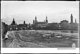 Dresden, Elbpanorama, Blick vom Neustädter Elbufer auf Augustusbrücke, Frauenkirche und Katholische Hofkirche