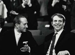 Karlheinz Stockhausen, links [Prof. Hans Heinz] Stuckenschmidt