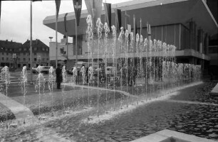 Freiburg: Springbrunnen mit Karlshof im Hintergrund