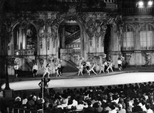 Dresden. Zwinger, Ballettaufführung vor dem Wallpavillon