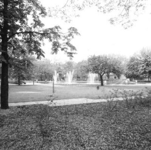 Cottbus-Mitte. Schillerplatz (Anlage 1962). Parkansicht mit Wasserbassin von Südost