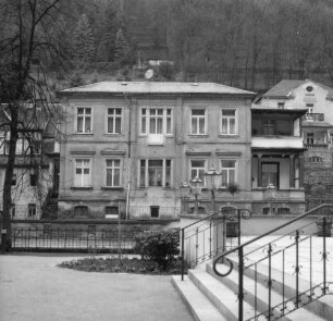 Bad Schandau, Kirnitzschtalstraße 69. Villa Hohenzollern (1890/1899). Straßenansicht von Osten