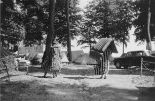 Waren (Müritz). Campingplatz Ecktannen. Camper mit Strandausrüstung