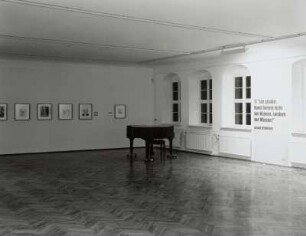 Raumaufnahme : Raumaufnahme im großen Saal in der Ausstellung: Arnold Schönberg - Das bildnerische Werk. 30.09.2001-18.11.2001