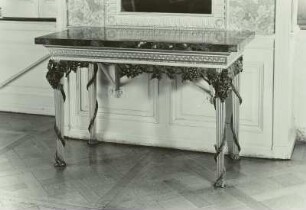 Wandtisch mit polierter Steinplatte