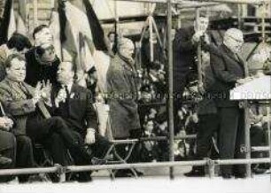 Kundgebung zum 1.Mai 1964 auf dem Platz der Republik vor dem Berliner Reichstag