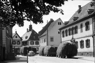 Riegel: Hauptstraße mit Heuwagen, Blick zum Rathaus