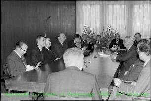 Besuch von Jean Rey (Präsident der gemeinsamen Kommission der drei Europäischen Gemeinschaften) und Dr. Hans Karl Filbinger (Ministerpräsident des Landes Baden-Württemberg) am Kernforschungszentrum Karlsruhe (KfK)