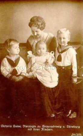 Viktoria Luise von Braunschweig mit ihren Kindern