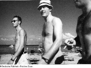 Griechenland. Insel Korfu. Kavos. Drei junge Männer am Strand