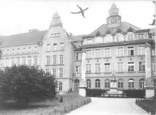 Bischofswerda, Kirchstraße 27. Bürgerschule (Grundschule). Mitteltrakt von Südost