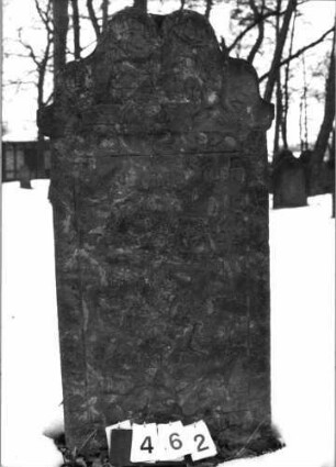 Grabstein 462 (Index: 99901493) Material: Sandstein Zustand: stark verwittert Maße HxBxT: 142x64x11 cm: Grabstein 462