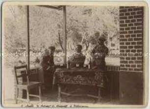 Offiziere der Schutztruppe für Deutsch-Südwestafrika auf einer Veranda beim Bier