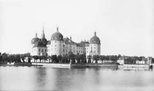 Schloss : Schloss (1723/1736, M. D. Pöppelmann, Z. Longuelune, J. de Bodt), Ansicht über den Schloßteich