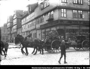 Einzug der Regierungstruppen in Wolfenbüttel Enthält: Platte 6, Soldaten auf mit Pferden bespanntem Wagen auf dem Stadtmarkt, Zuschauer