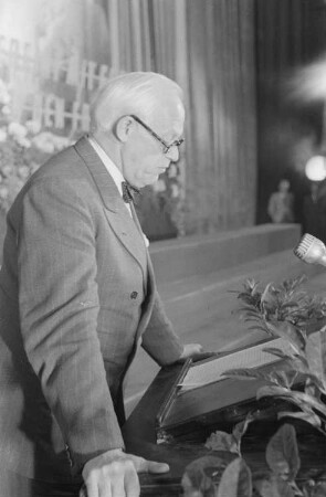 Veranstaltung zum Weltfriedenstag im Admiralspalast : Porträt von Walter Friedrich, Rektor der Humboldt-Universität Berlin, während einer Rede
